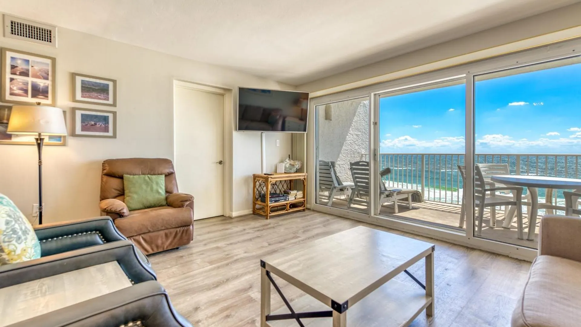 Beach House Condominiums B402 - Beachfront With Pool, Wifi, & Beach Service Destin Apartment