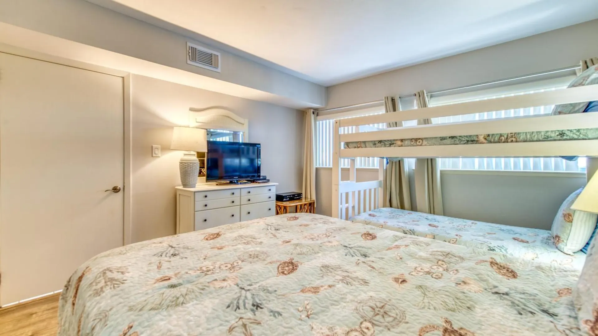 Apartment Beach House Condominiums B402 - Beachfront With Pool, Wifi, & Beach Service Destin United States