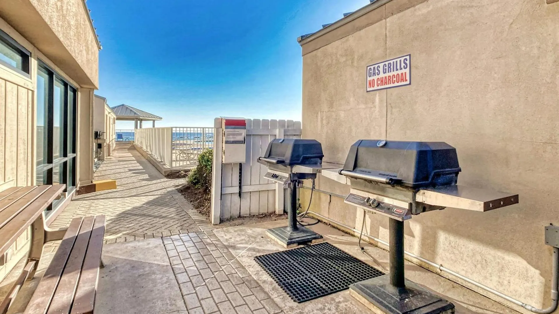 Beach House Condominiums B402 - Beachfront With Pool, Wifi, & Beach Service Destin Apartment