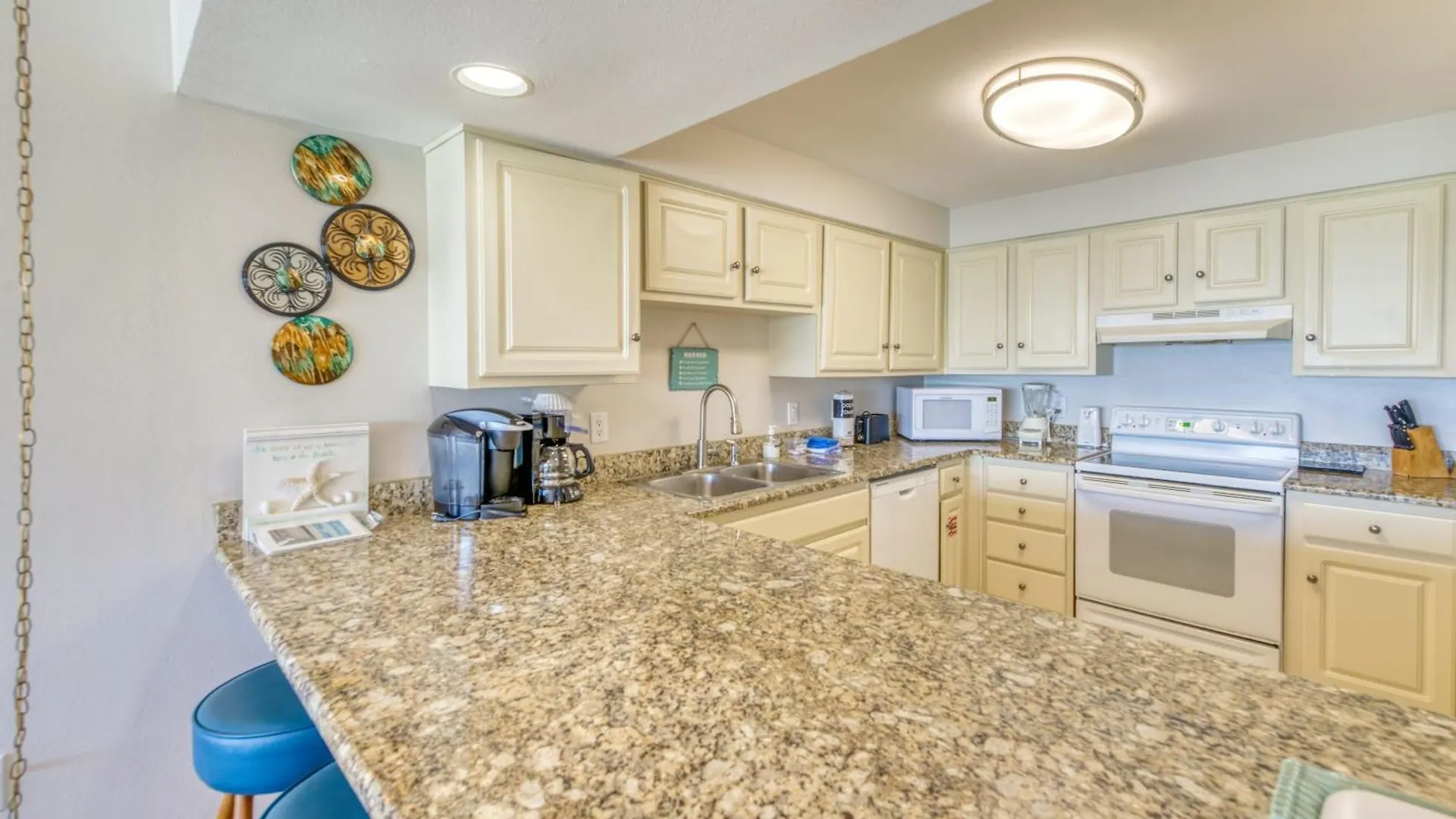 Beach House Condominiums B402 - Beachfront With Pool, Wifi, & Beach Service Destin United States