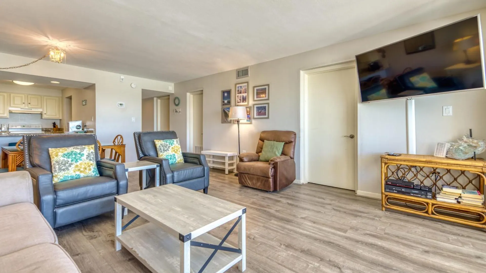 Beach House Condominiums B402 - Beachfront With Pool, Wifi, & Beach Service Destin 0*,