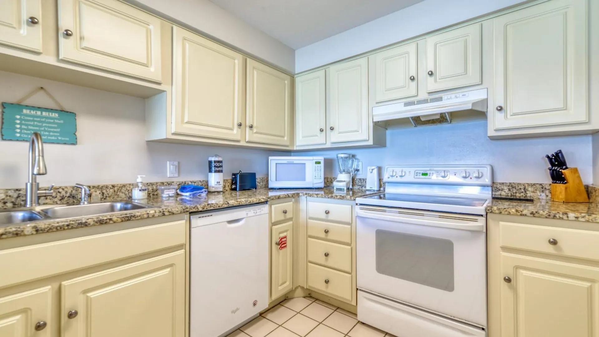 Beach House Condominiums B402 - Beachfront With Pool, Wifi, & Beach Service Destin Apartment